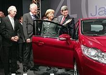 John Fleming (links) und Bernhard Mattes (rechts) stellen Jürgen Rüttgers und Angela Merkel den neuen Fiesta vor. Foto: Auto-Reporter/Ford 